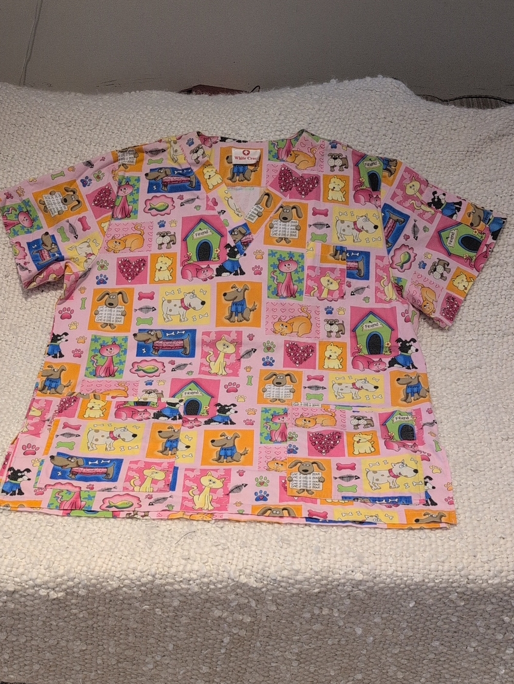 564 - White Cross Women’s Scrub Top Pink Puppy & Pet Print V-Neck Large